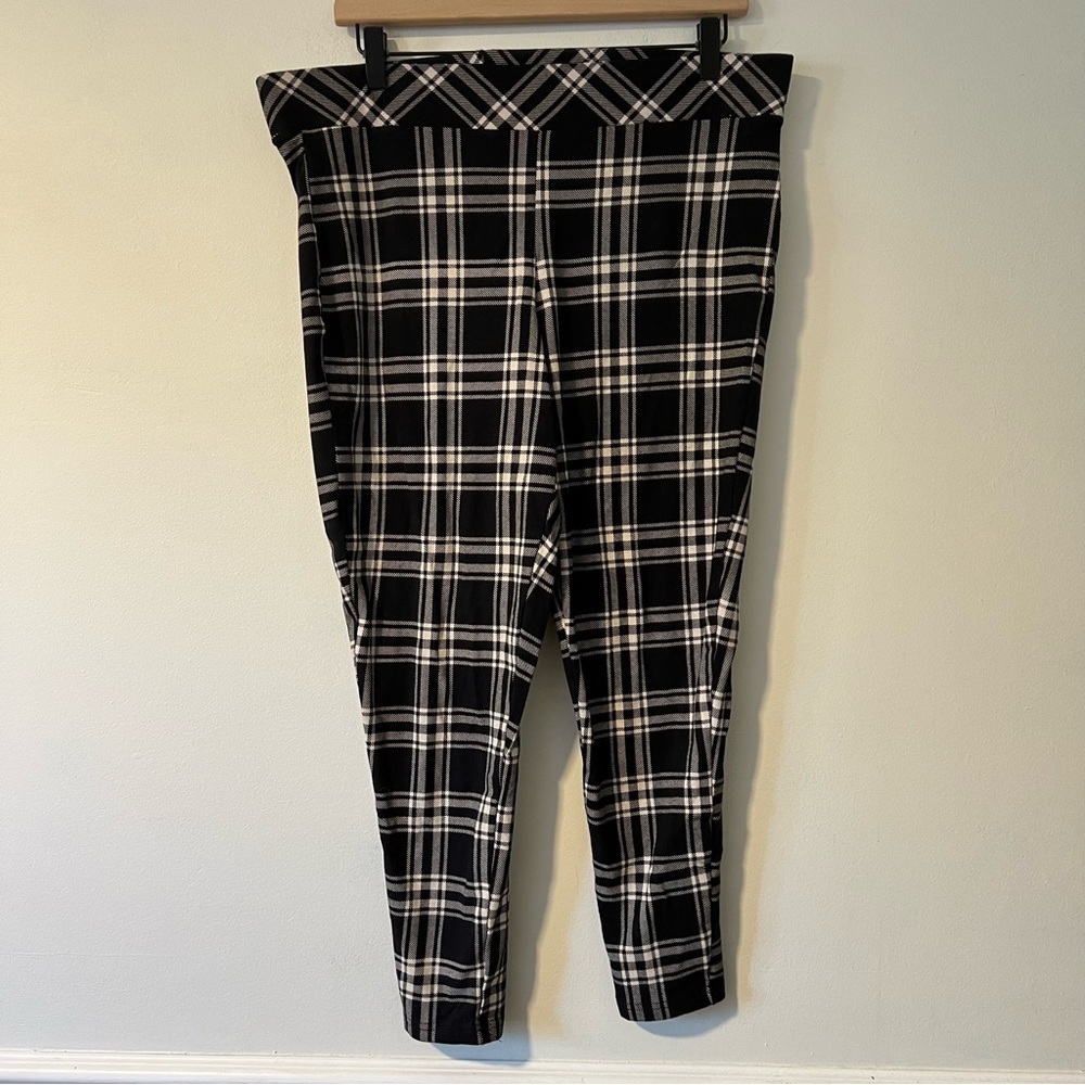 Torrid full length comfort waist leggings size 2 (14-16) black and white plaid